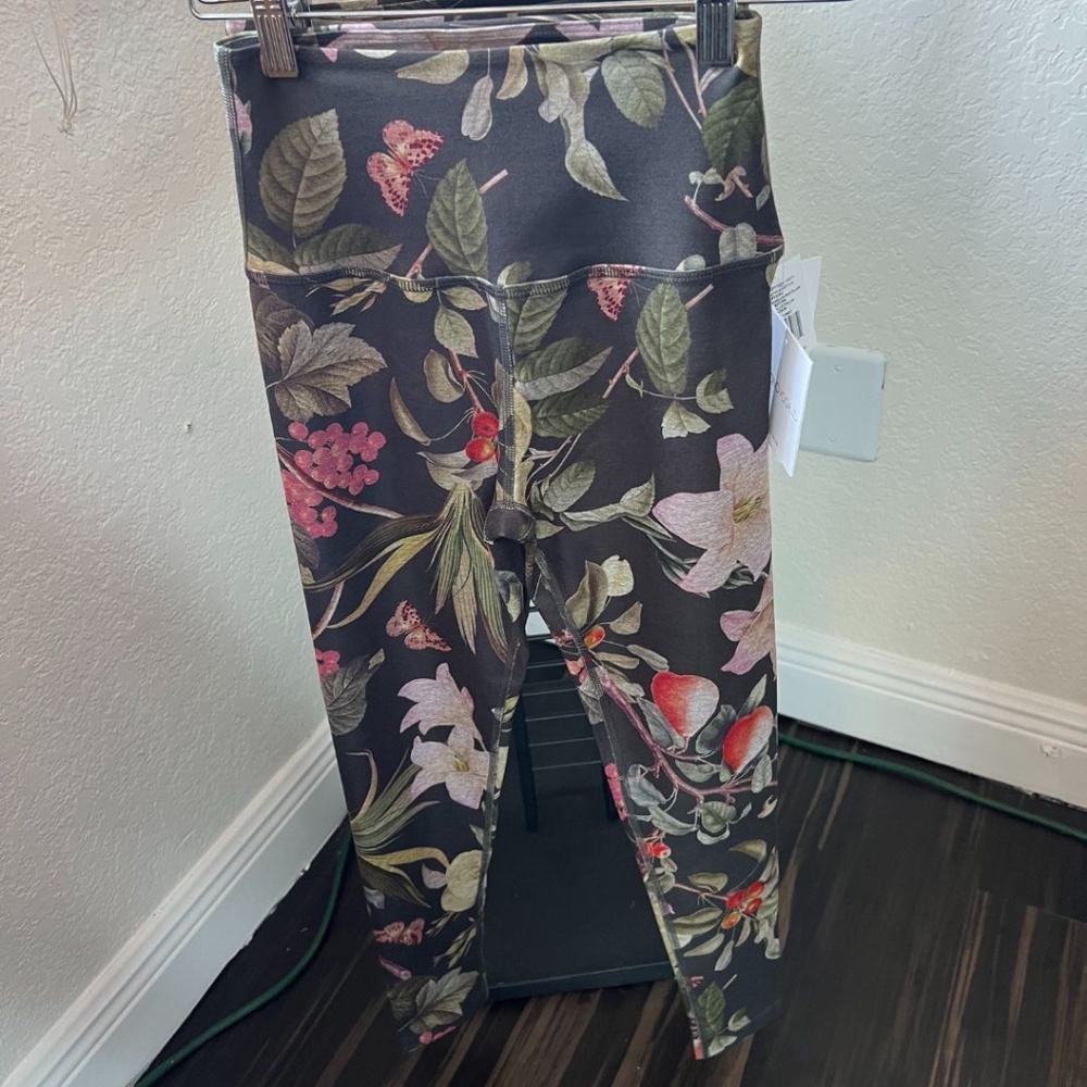 NWT Beyond Yoga Botanical Garden softmark high waisted midi legging